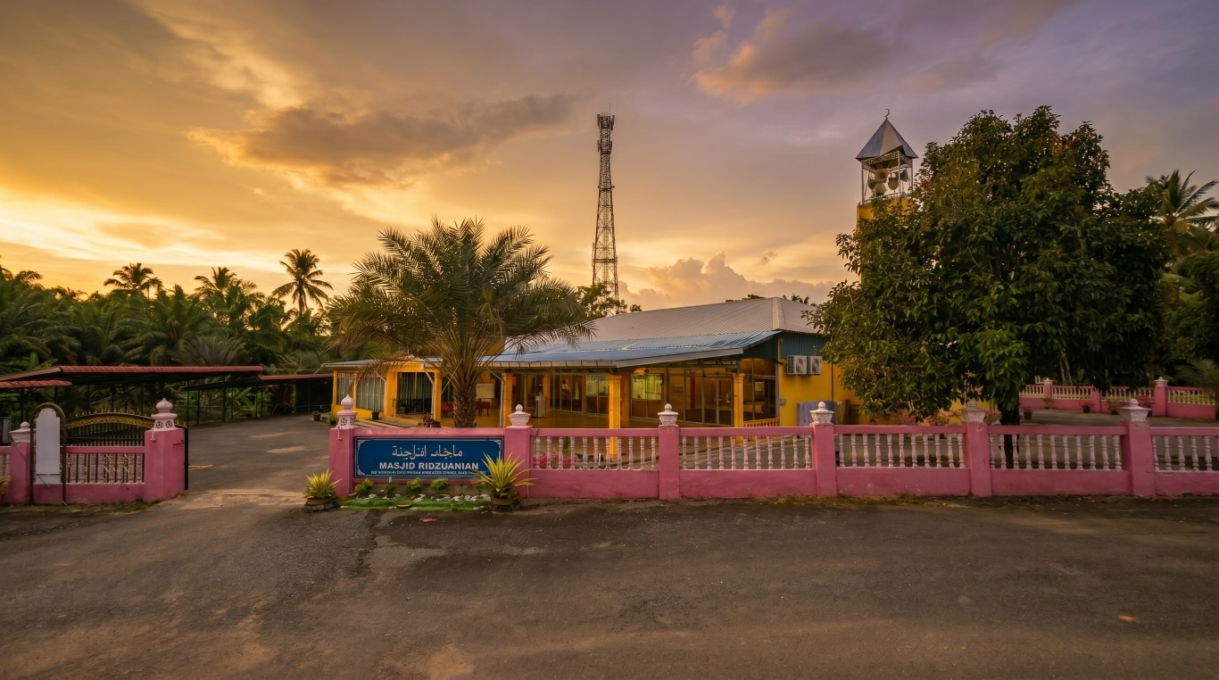 MASJID RIZUANIAH FELDA SUNGAI TEKAM in Pahang