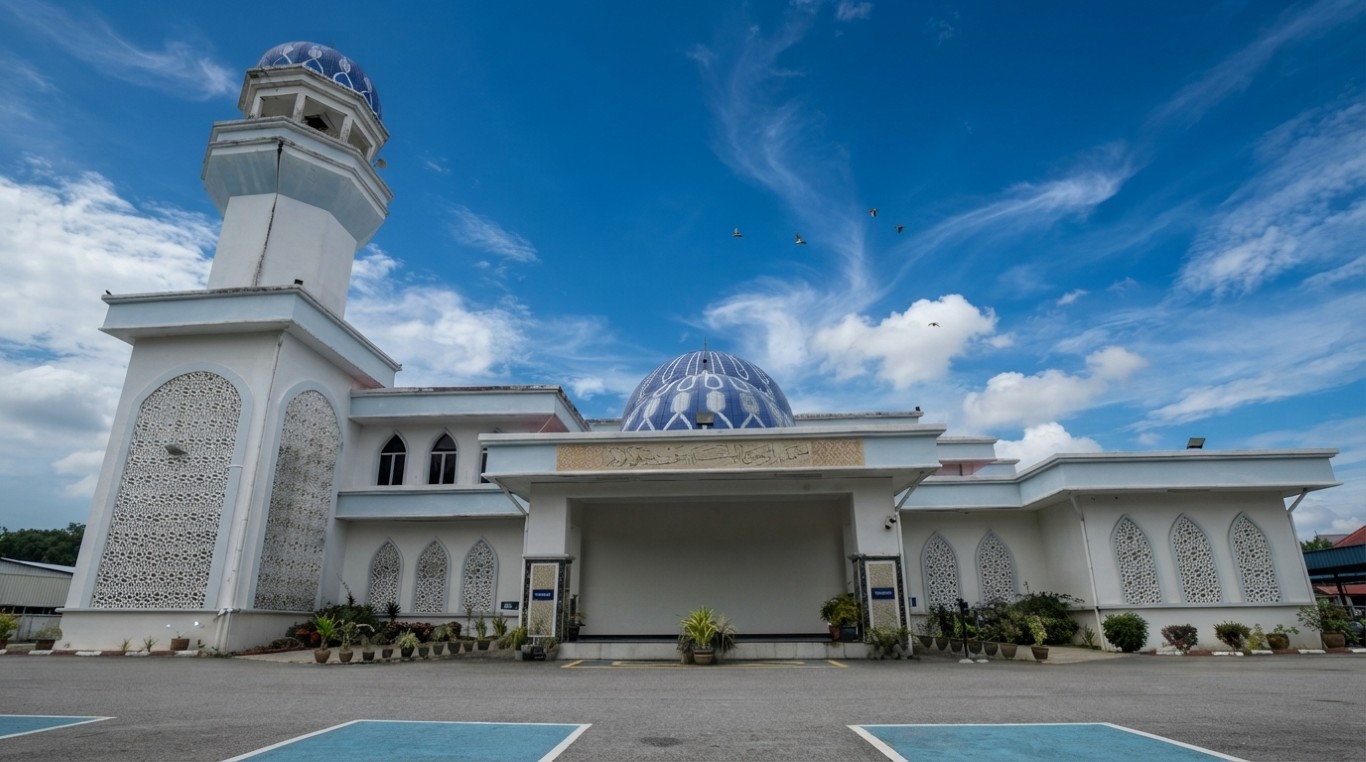 MASJID SIMPANG TIGA TASEK GELUGOR in Pulau Pinang